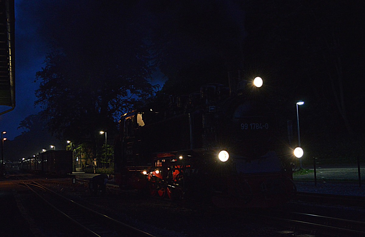 99 1784-0 rangiert am Abend des 07.08.2015 an den P 114