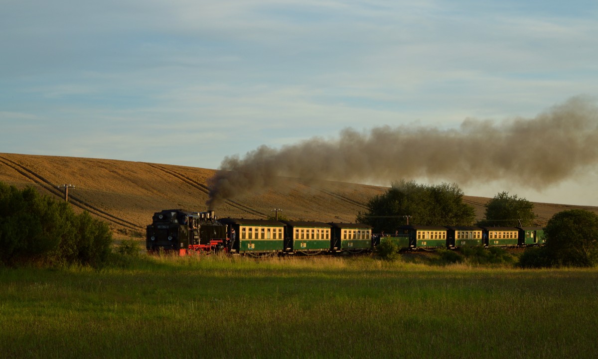 99 1784-0 rollt mit P 113 durch die weiten Felder bei Seelvitz am 05.08.2015