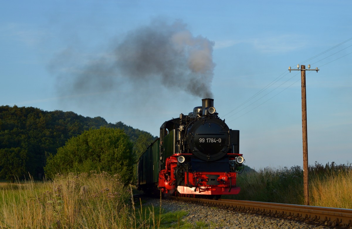 99 1784-0 rollt mit P 232 durch die Felder hinter Seelvitz und strebt am 06.08.2015 Posewald entgegen