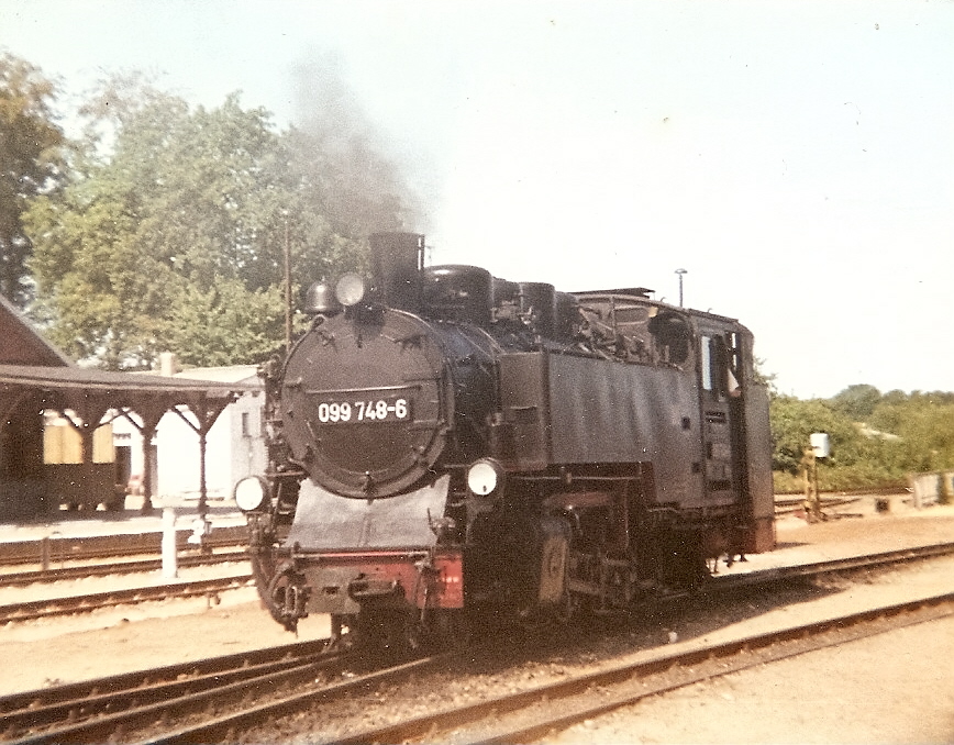 99 1784 hieß mal kurzzeitig 099 748 und war hier in Putbus unterwegs. 