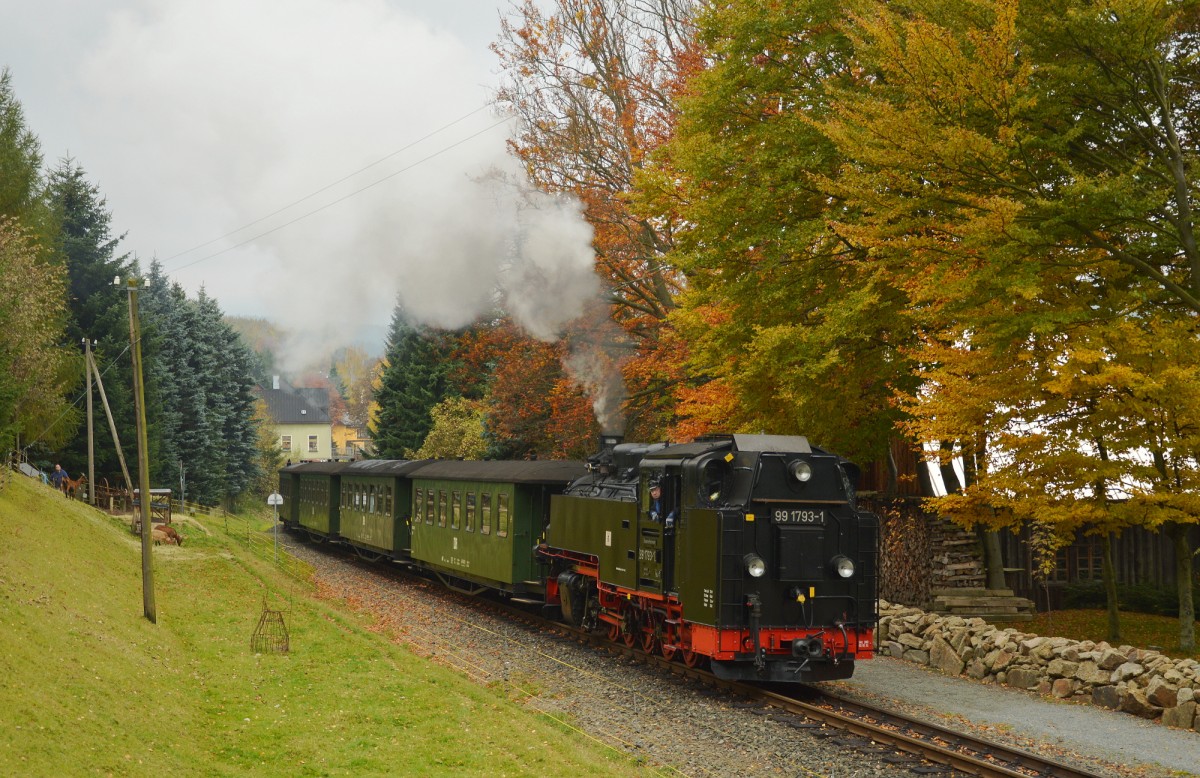 99 1793-1 bei der Ausfahrt aus Neudorf mit dem DR-Zug nach Cranzahl am 25.10.2015