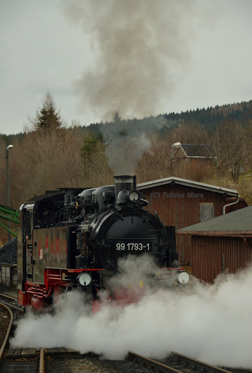 99 1793-1 beim mit geöffneten Zylinderhähnen am 30.03.2016 in Cranzahl