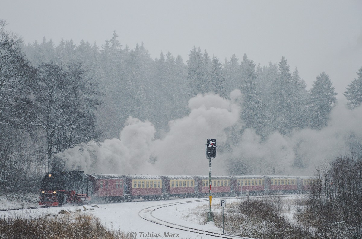 99 222 verl�sst bei Schneesturm mit N 8920 den Bahnhof Drei-Annen-Hohne am 04.01.2016.
