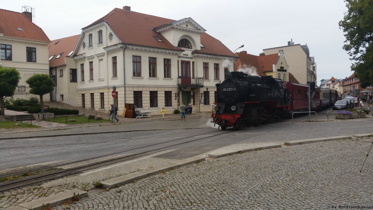 99 2321-0  fährt  aus dem Haltepunkt Bad Doberan  Stadtmitte  (am 12.08.2015)