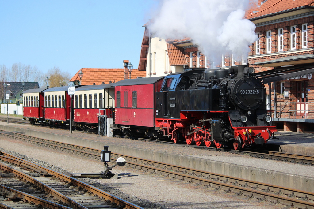 99 2322-8 mit MBB 14619 von Kühlungsborn West nach Bad Doberan bei der Ausfahrt in Kühlungsborn West.19.04.2020