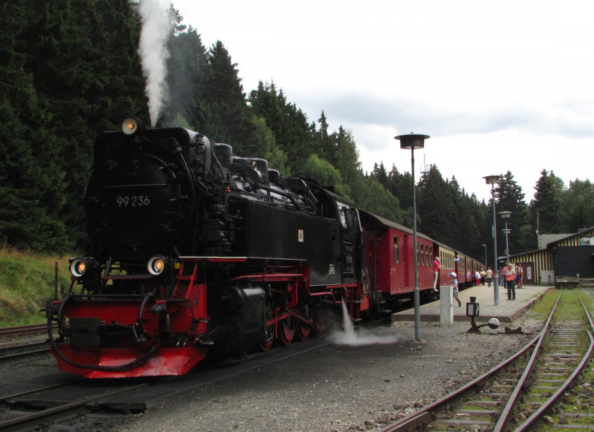 99 236 stand am 13.08.2014 mit P 8922 im Bahnhof Schierke