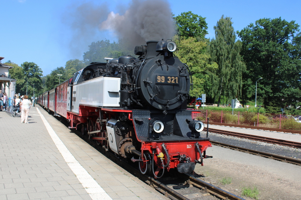 99 321 mit MBB von K�hlungsborn West nach Bad Doberan bei der Einfahrt in Bad Doberan.25.07.2026