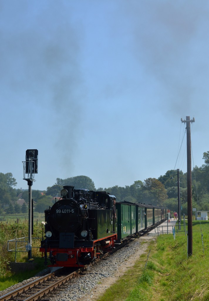 99 4011-5 bei der Ausfahrt mit P 104 aus Serams am 04.08.2015