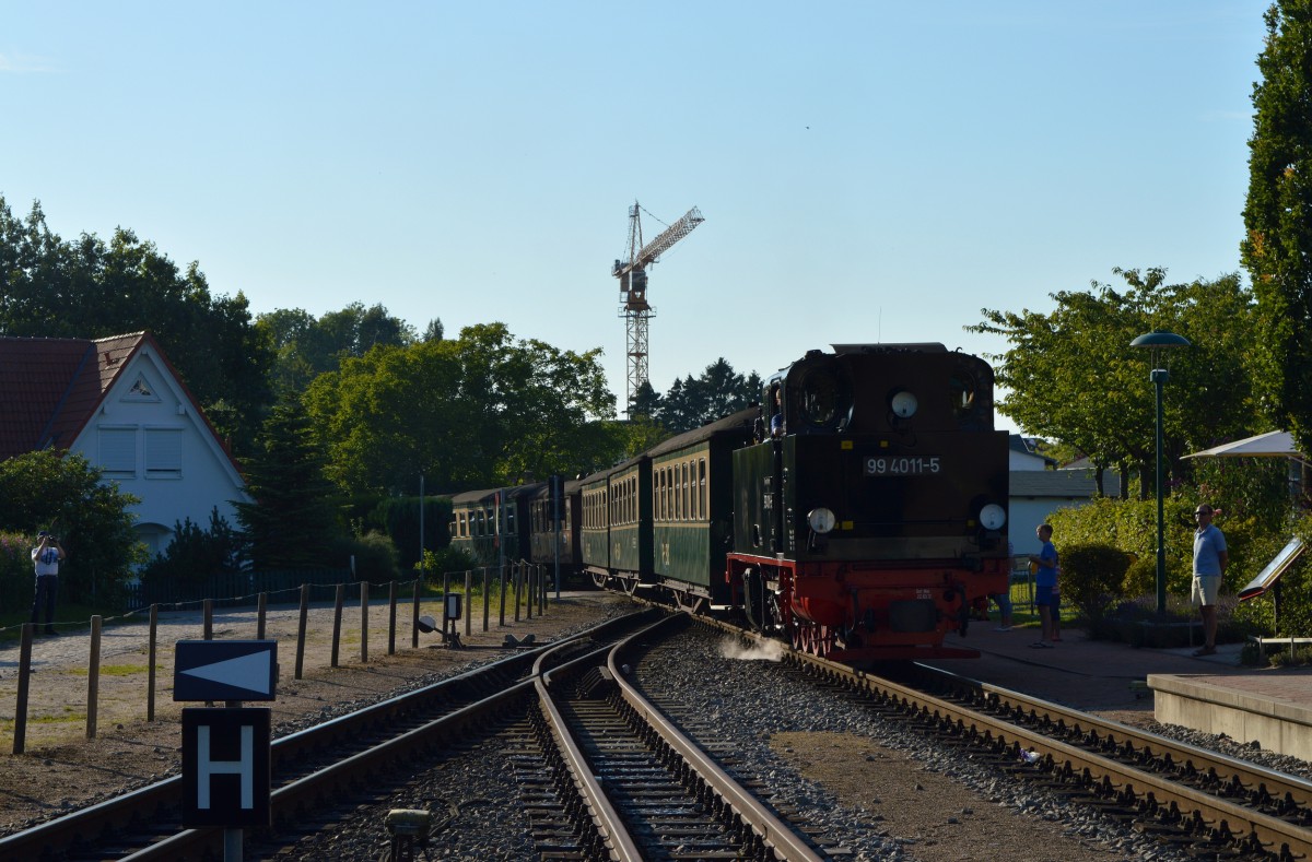 99 4011-5 fährt mit P 111 in den Bahnhof Binz am 03.08.2015 ein