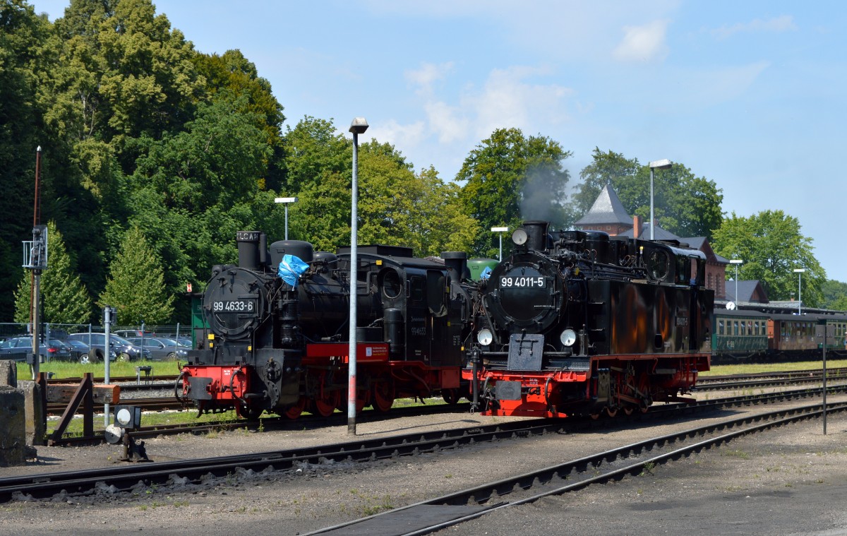 99 4011-5 passiert am 02.08.2015 die 99 4633-6 im BW Putbus. Ihr Ziel ist der Kohlekran.