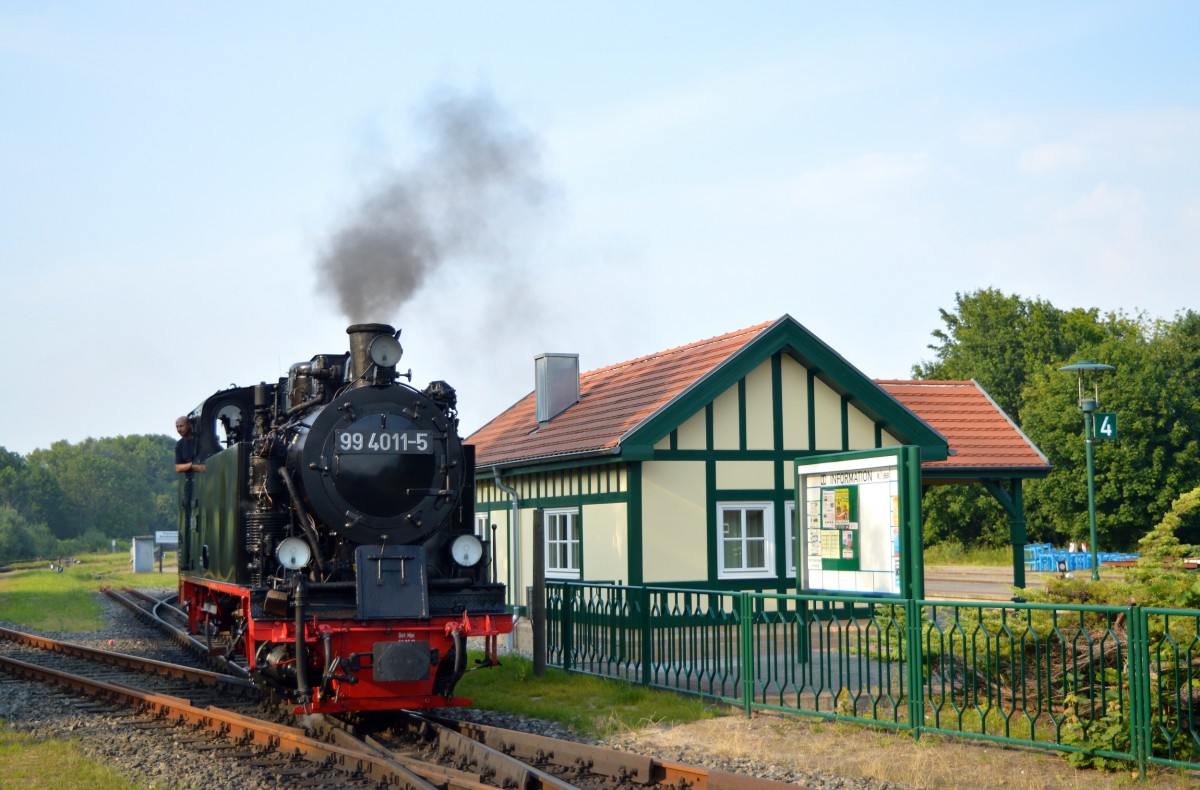 99 4011-5 rangiert am 04.08.2015 an den P 111 in Putbus