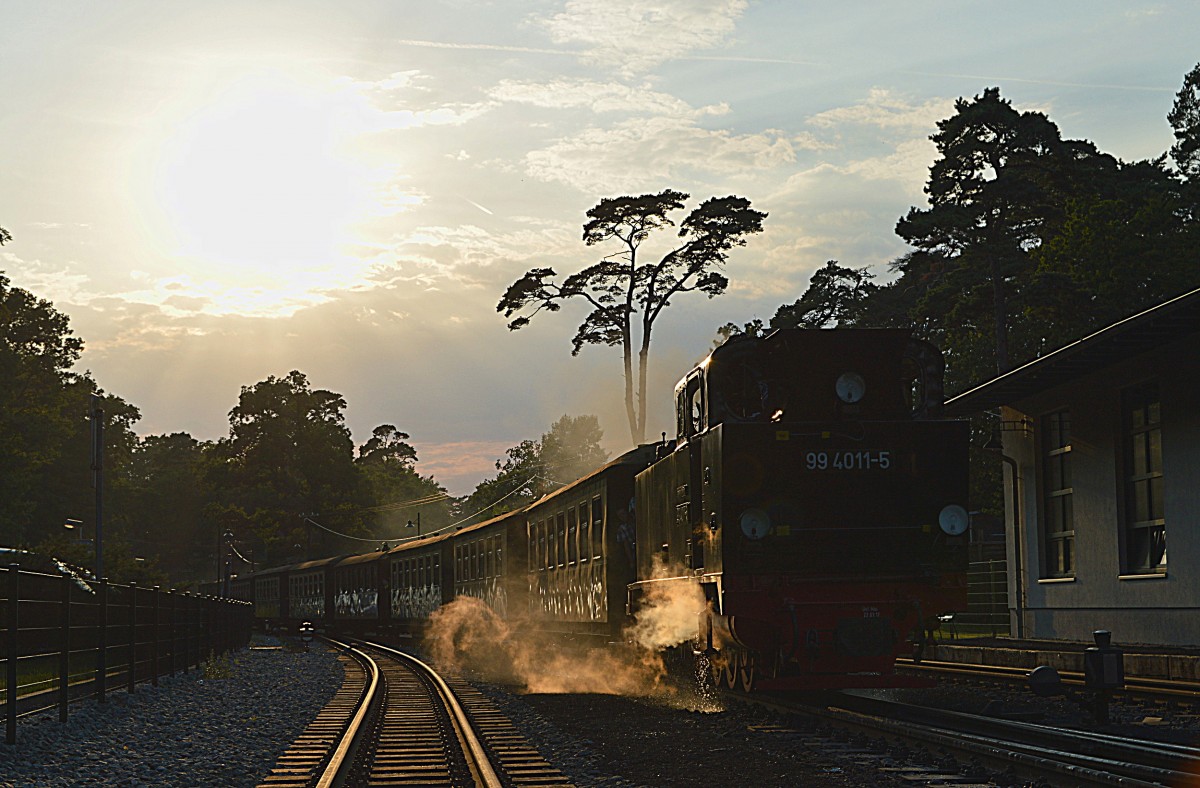 99 4011-5 rollt mit P 111 in den Bahnhof Göhren am 07.08.2015 ein