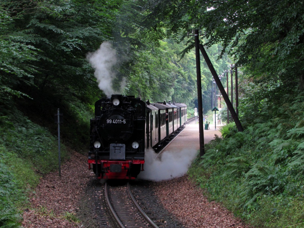 99 4011-5 stand am 28.07.2014 in Sellin West mit P 104. Kurz darauf legt sie eine krachende Ausfahrt hin.