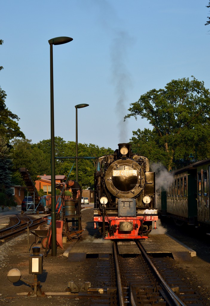99 4011-5 steht bei schönster Abendsonne in Göhren am Wasserkran am 07.08.2015