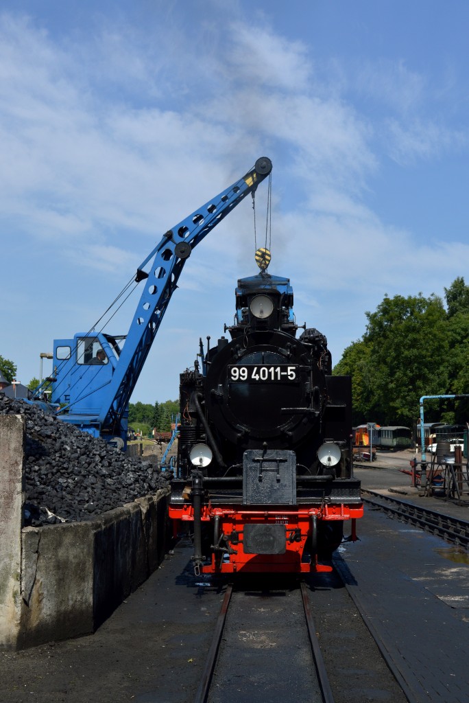 99 4011-5 wurde am 02.08.2015 im BW Putbus mit frischer Kohle versorgt.