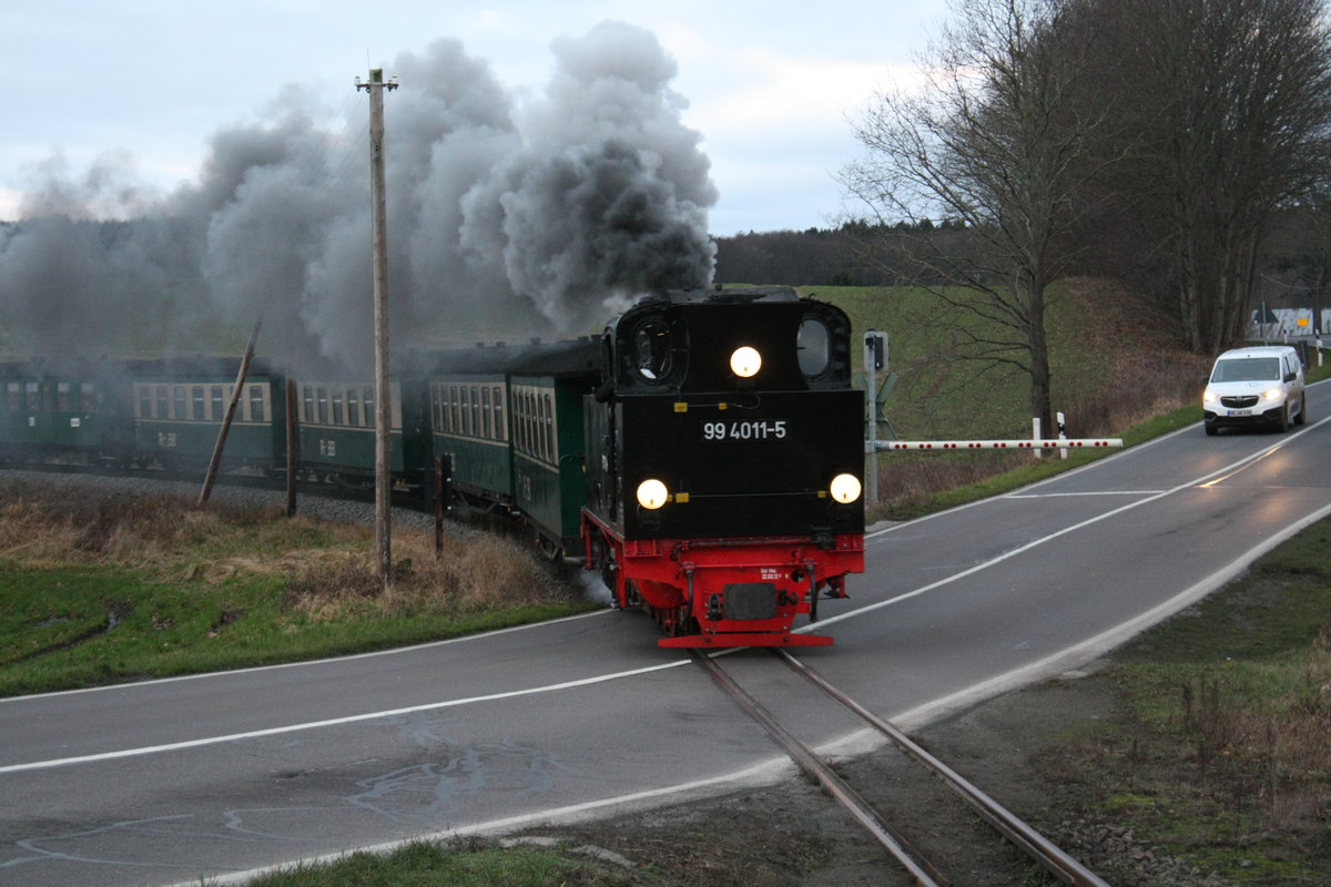99 4011 der R�BB aus Richtung Putbus kommend bei der durchfahrt am haltepunkt Serams am 28.12.19