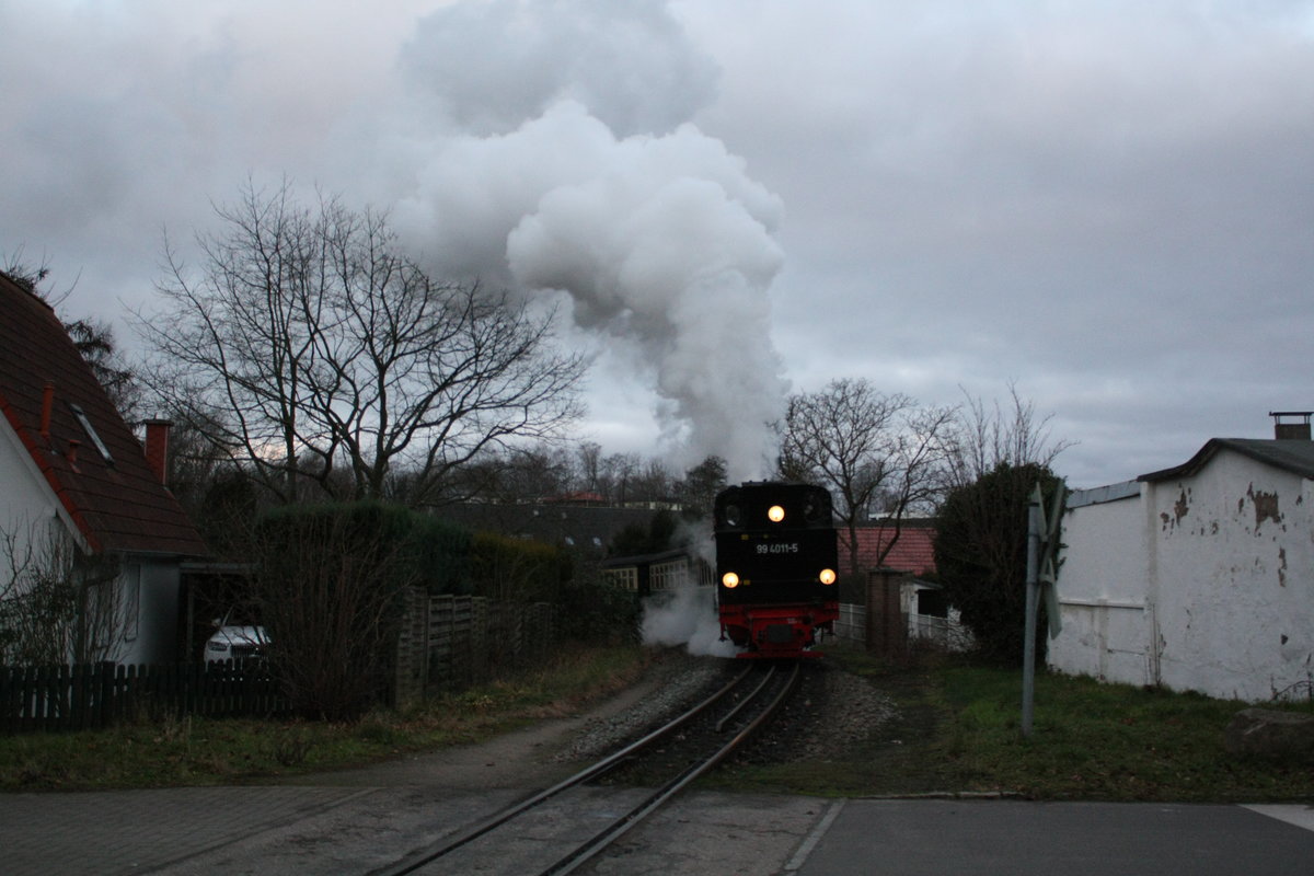 99 4011 der R�BB aus Richtung Putbus kommend bei der einfahrt in den Bahnhof Binz LB am 28.12.19