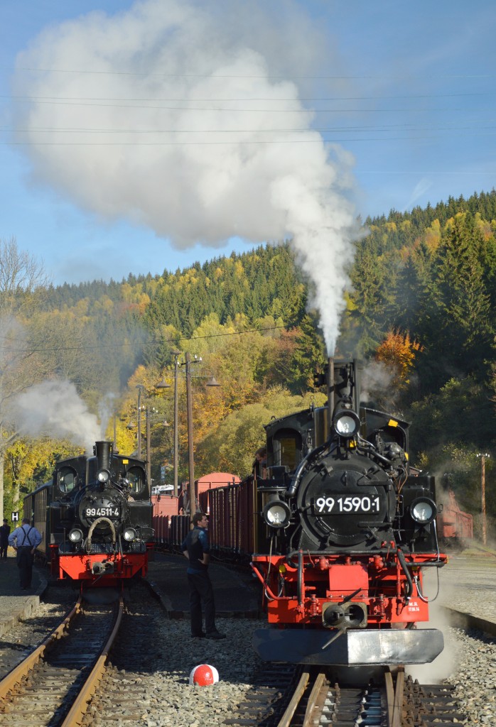 99 4511-4 und 99 1590-1 bei der Überholung des durch 99 4511-4 gezogenen Planzug im Bahnhof Schmalzgrube am 24.10.2015.