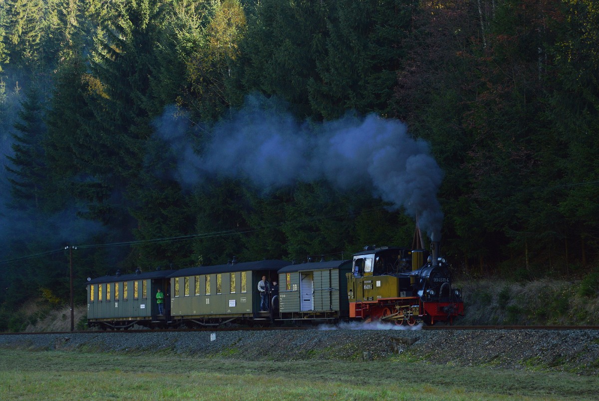 99 4511-4 mit ihrem Zug hinter der Grumbacher Straße auf dem Weg nach Schmalzgrube am 24.10.2015.