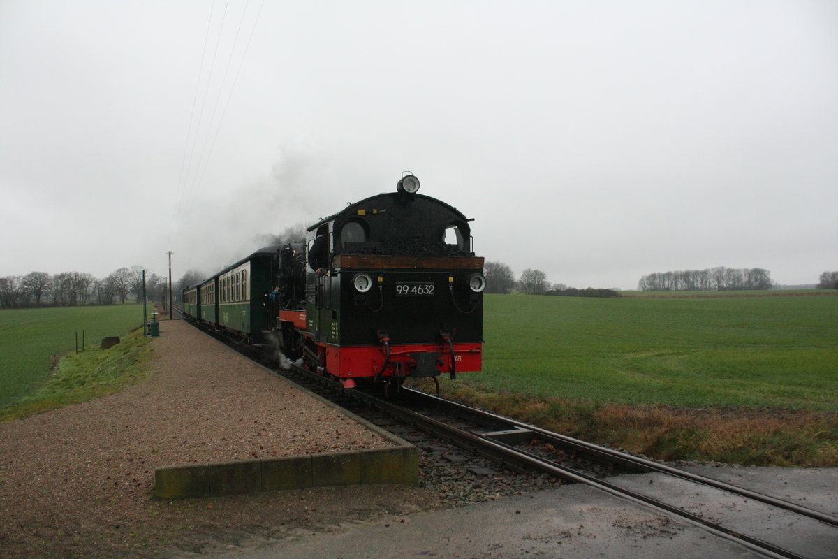 99 4632 mit ziel Ostseebad G�hren bei der Durchfahrt am Bedarfshaltepunkt Beuchow am 7.1.21