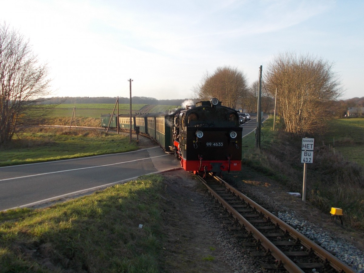 99 4633 fuhr,am 29.November 2014 immer noch in der Schwarzen Farbgebung und mit Loknummer.Am Bahnbergang in Serams berquerte der Zug die Bundesstrae 196.Platz.3(Bild des Monats)November.2014