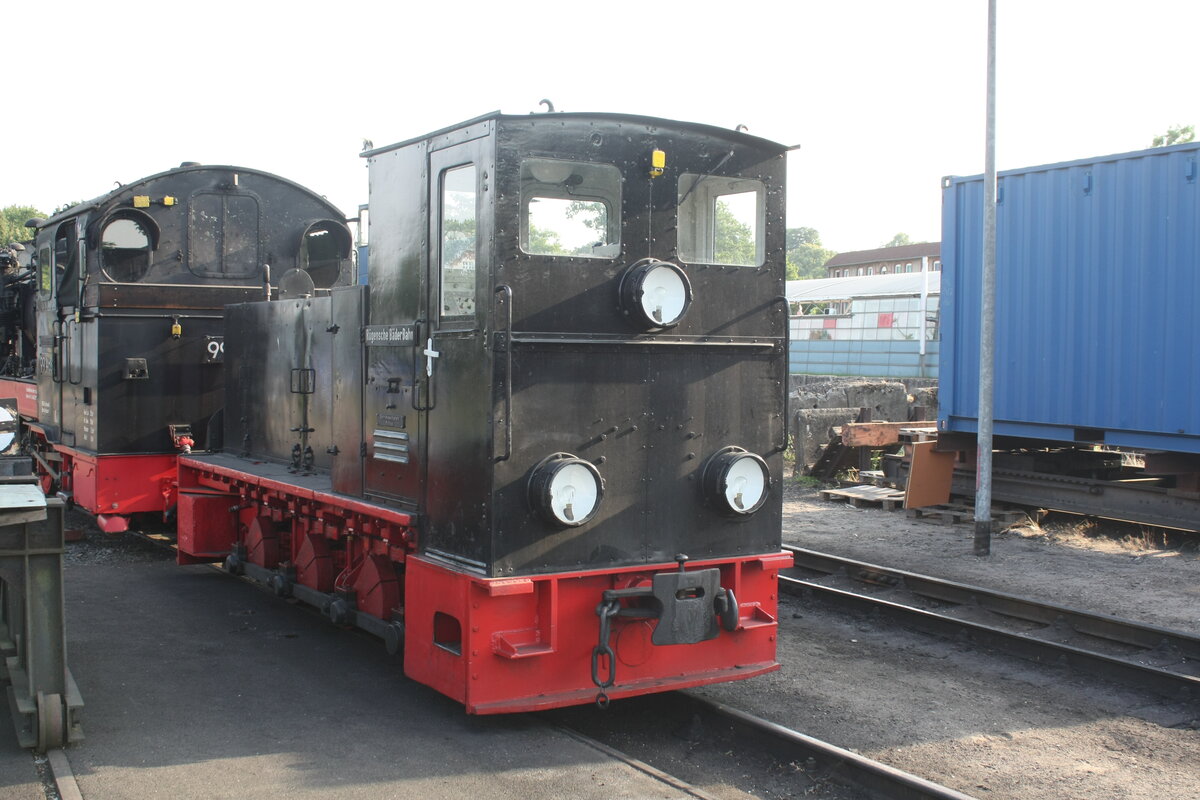 99 4633 und K�f 6003 der R�BB im Bw Putbus am 25.7.21