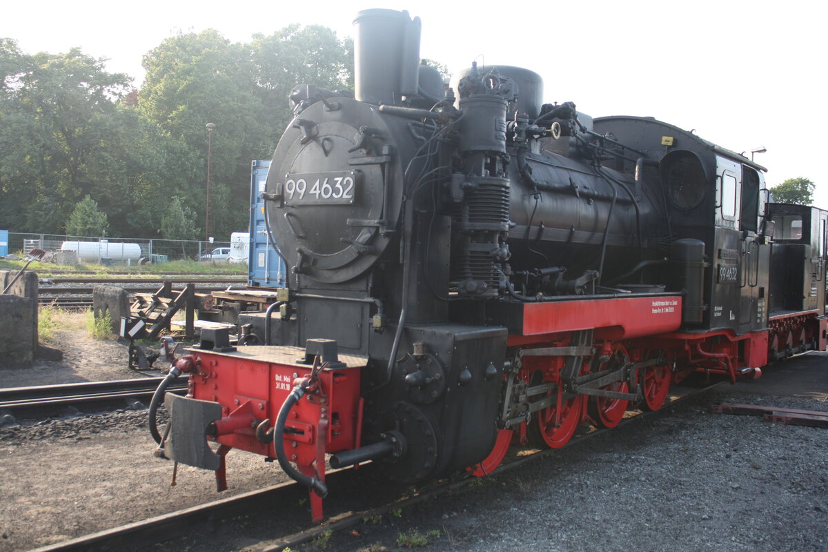 99 4633 und K�f 6003 der R�BB im Bw Putbus am 25.7.21
