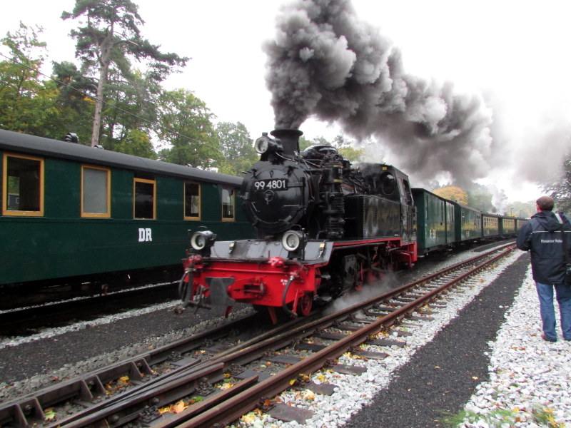 99 4801 bei der Ausfahrt aus G�hren am 13.Okt.2013 mit P 104