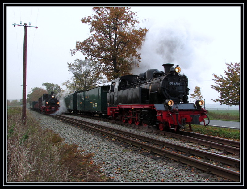 99 4801 bei der berholung von 99 608 im Kreuzungsbahnhof Posewald am 13.Okt.2013