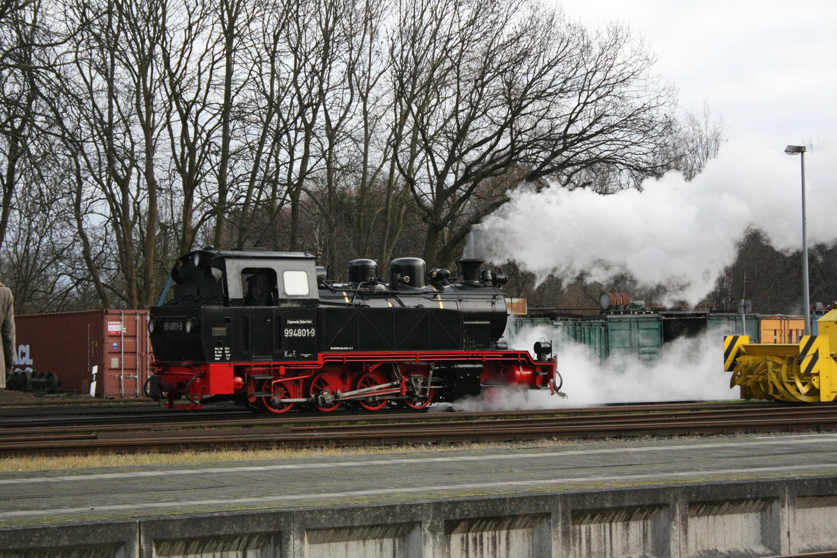 99 4801 der R�BB auf Rangierfahrt im Bahnhof Putbus am 28.12.19
