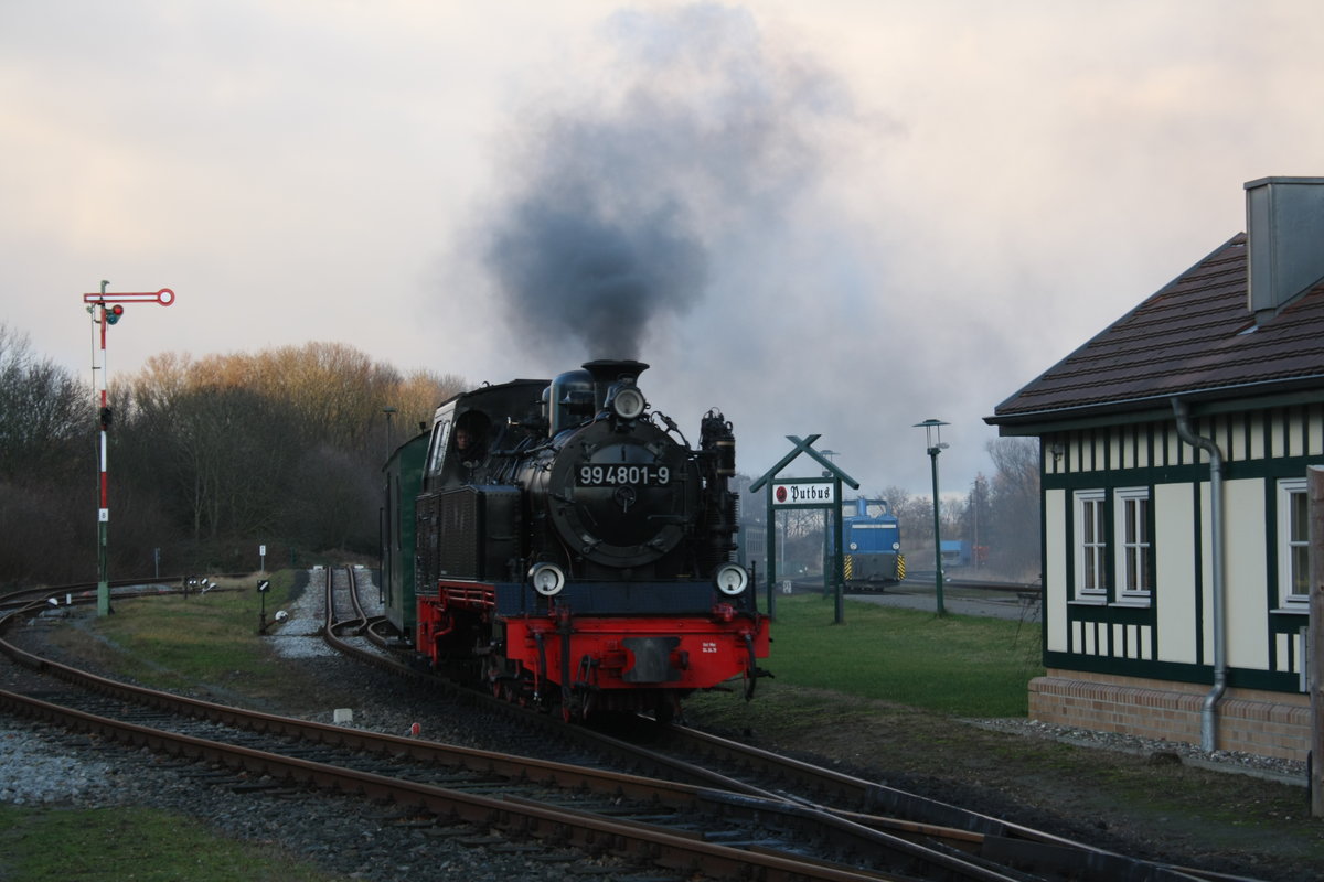 99 4801 der R�BB bei der einfahrt in den Bahnhof Putbus am 27.12.19