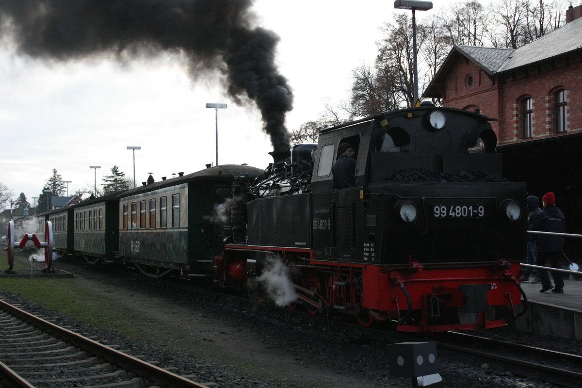 99 4801 der R�BB mit ziel Ostseebad G�hren im Bahnhof Putbus am 28.12.19