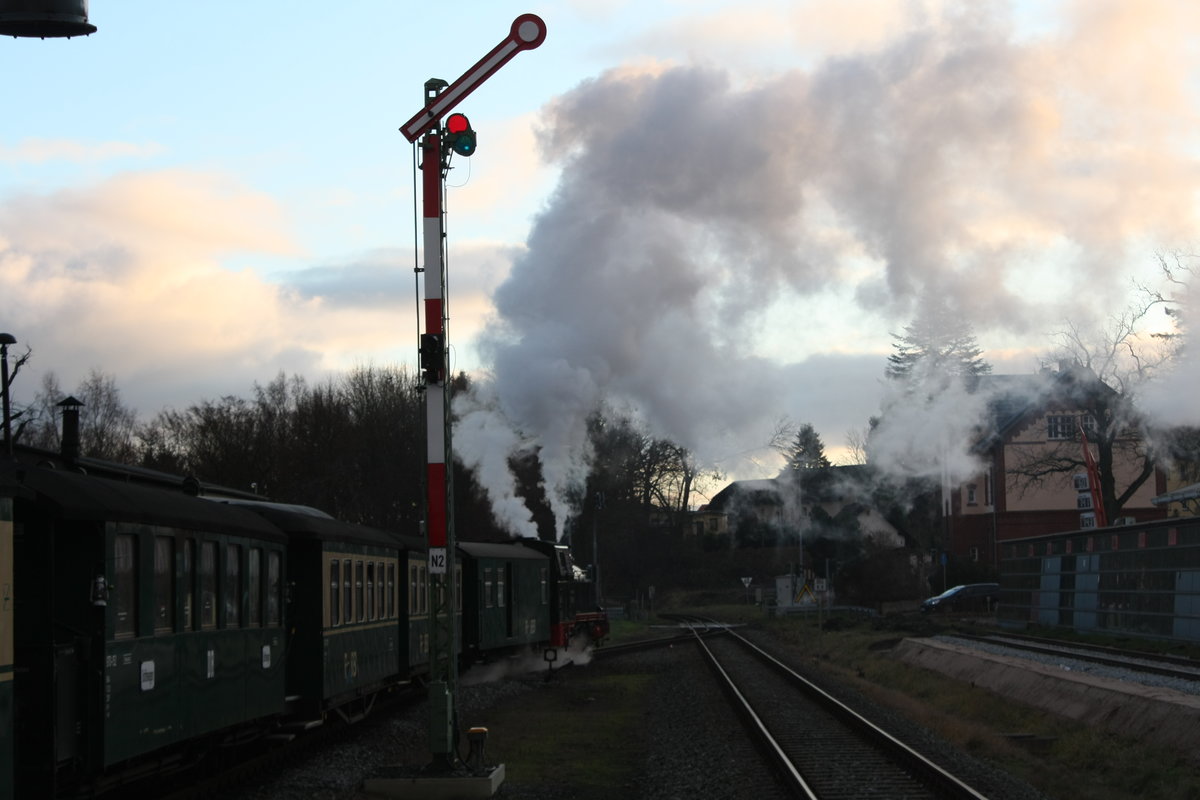 99 4801 der R�BB verl�sst den Bahnhof Putbus in Richtung Lauterbach Mole am 27.12.19