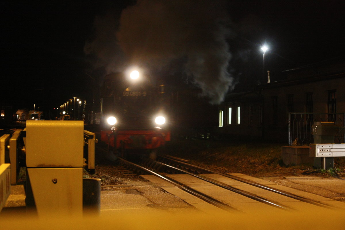 99 4801 der R�BB verl�sst den Bahnhof Putbus in Richtung Lauterbach Mole am 30.12.19