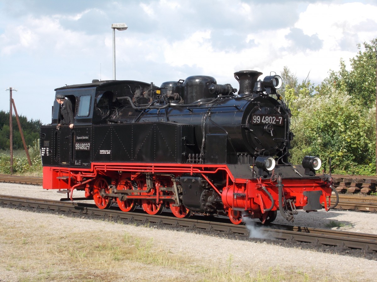99 4802 wartete,am 11.August 2014,in Putbus auf die Einfahrt vom Personenzug aus Göhren bevor die Lok als Lz den Bahnhof verließ.