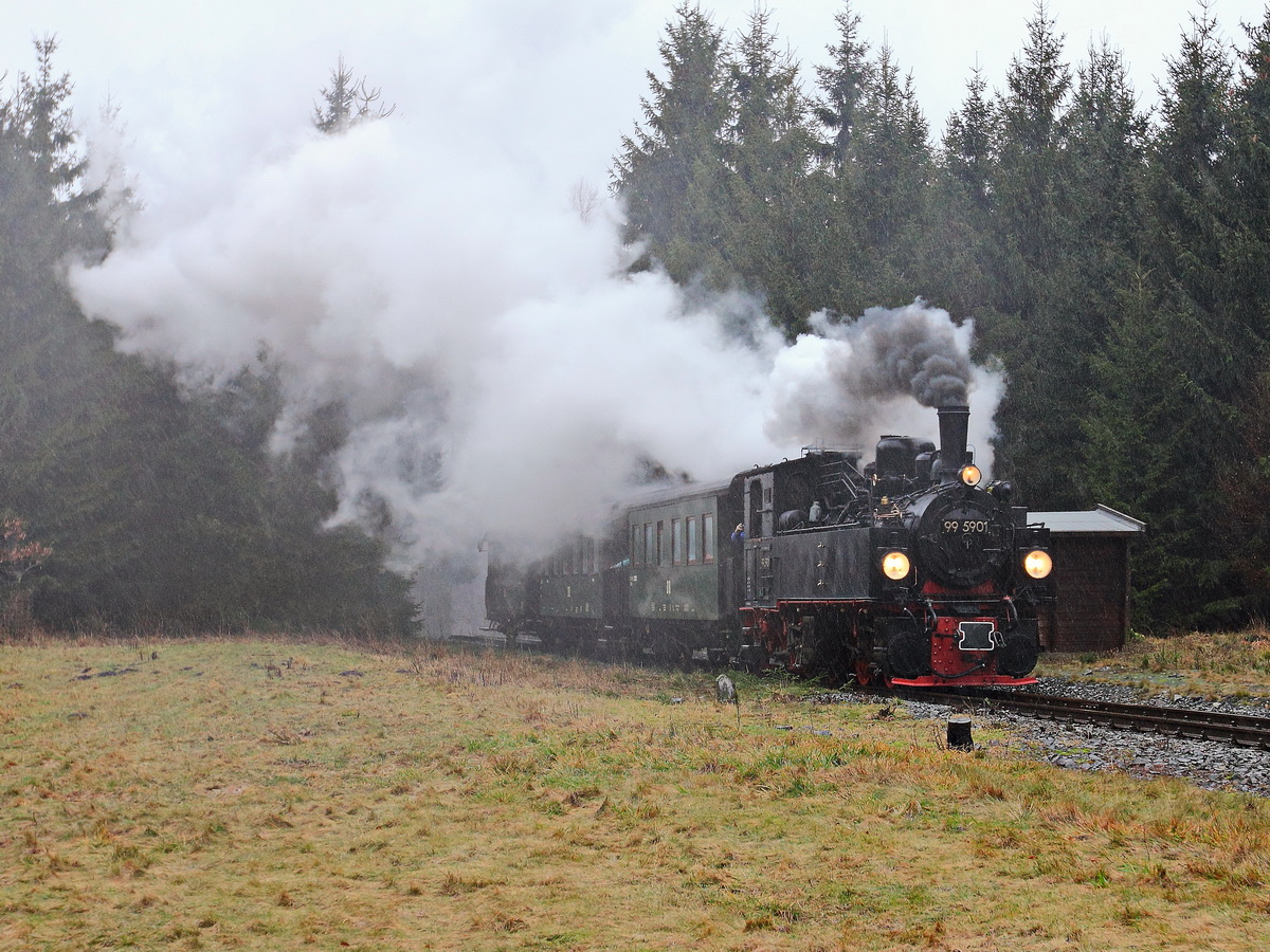  99 5901 am 30. Januar 2016 am Haltepunkt  Birkenmoor mit starken Regen. 