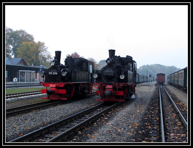 99 594 und 99 608 bei einer kleinen Fotoparade in Putbus am 13.Okt.2013