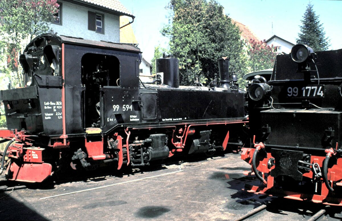 99 594 Bauart Meyer und 99 1774, mit Fantasienummer einer polnischen Px 48 in Ochsenhausen im Mai 1990. Die 99 594 kam 1985 auf einem Flachwagen mit Rungen aus Skandinavien über die Geislinger Steige. Die Meyer Lokomotive ist meines Wissens auf dem Öchsle nur verschoben worden, jedoc nie selbst gefahren.