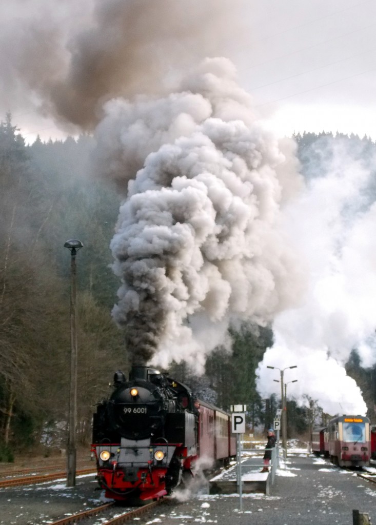 99 6001 bei der Ausfahrt aus Eisfelder Talmühle am 03.04.2015.Fotograf war Stefan Marx.