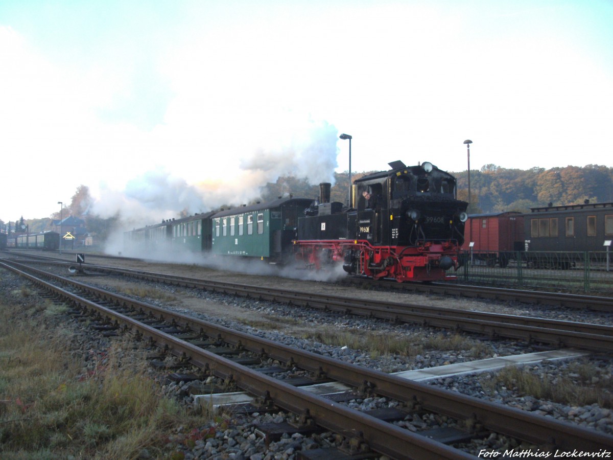 99 608 als P108 mit ziel Ostseebad G�hren nei der Ausfahrt aus Putbus am 14.10.13