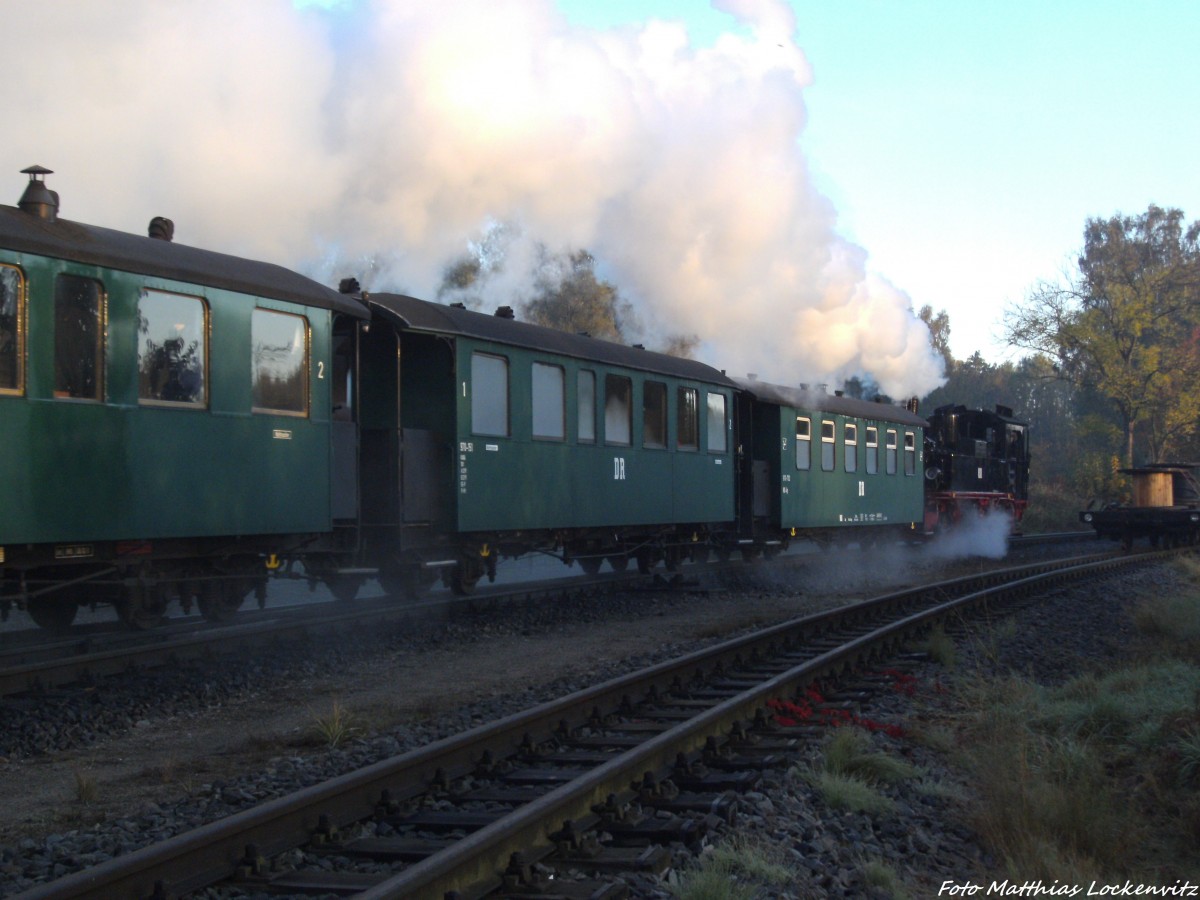 99 608 als P108 mit ziel Ostseebad G�hren nei der Ausfahrt aus Putbus am 14.10.13