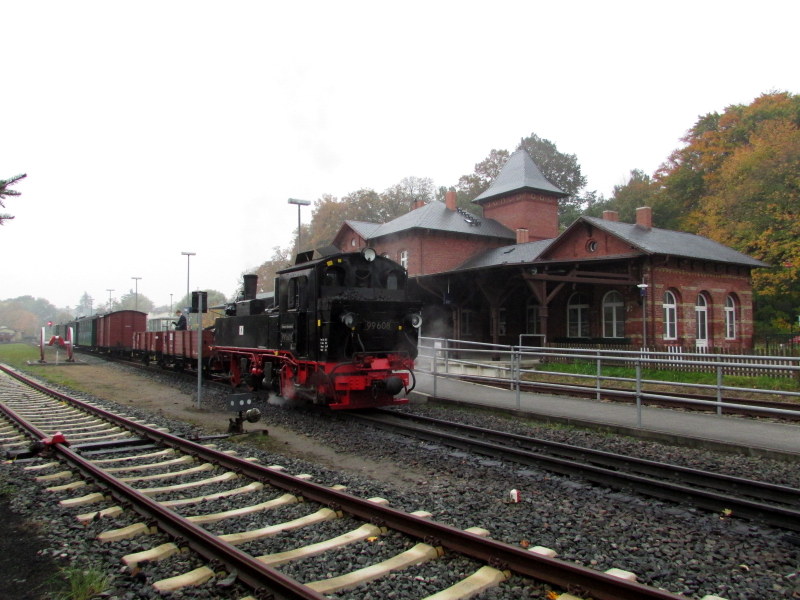 99 608 am 13.Okt.13 in Putbus kurz vor der Abfahrt