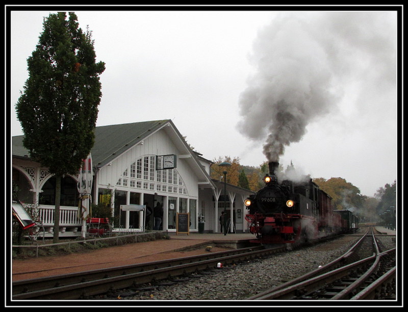 99 608 steht nach dem Wassernehmen in Binz fr die Fotografen neben dem Empfangsgebude fr Fotos am 13.Okt.2013