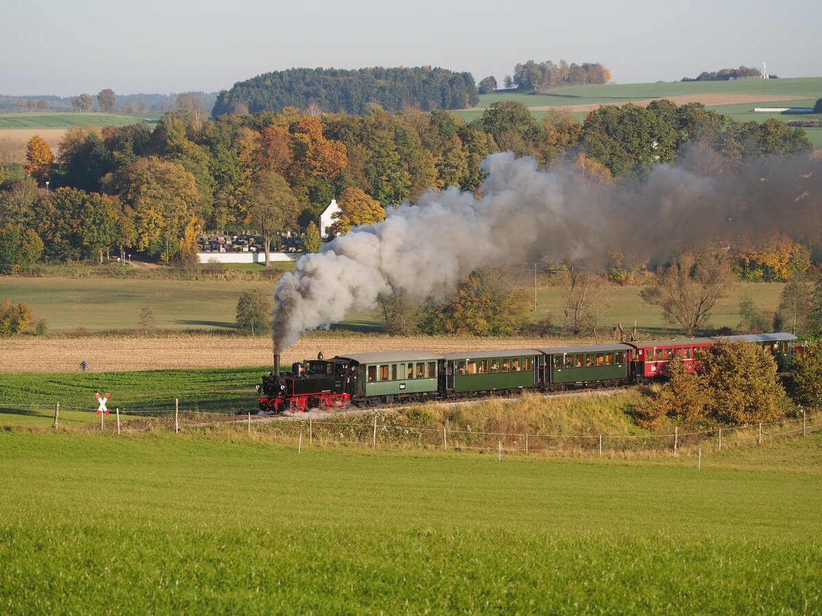 99 633, das Öchsle mit Museumszug bei Reinstetten am 24.10.2021.