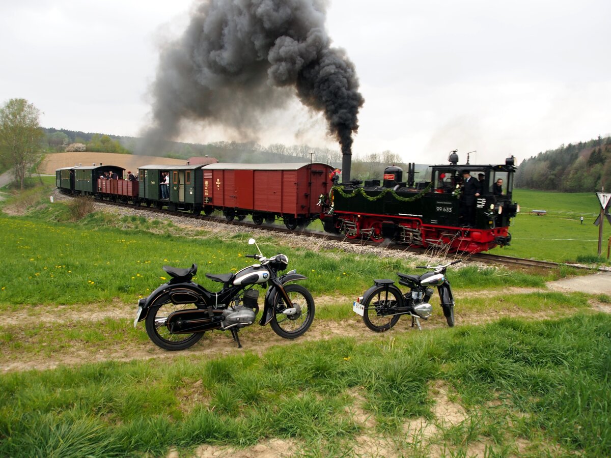99 633 Tssd das Öchsle bei der Rückfahrt bei Wennedach am 25.04.2015. Zwei Oldtimer Kradfahrer haben ihre Fahrzeuge fotogen aufgestellt, was ich sofort mit ihrer Zustimmung genutzt habe.