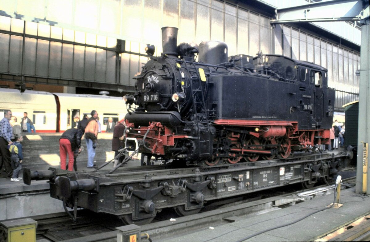99 716 vom Öchsle auf eine Schmalspurtransportwagen auf dem Weg ins Ausbesserungswerk Meiningen und Zwischenhalt bei einer Ausstellung in Stuttgart am 22.10.1995.