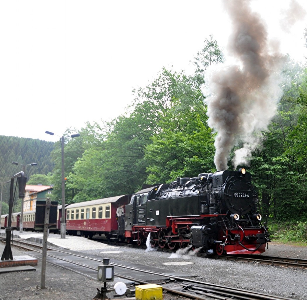 99 7232-4 der HSB f�hrt aus dem Bahnhof Eisfelder Talm�hle aus, am 12.06.2011.