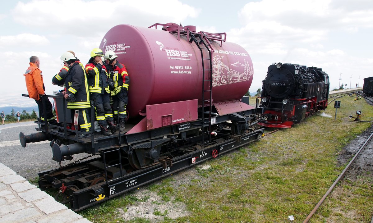99 7232-6 im Feuerwehreinsatz auf dem Brocken/Harz am 27.07.2019. Im ca. 300m vor der Bergstation war ein Feuer ausgebrochen. In Zusammenarbeit mit der HSB wurde von den Feuerwehren der Umgebung der Brand schnell unter Kontrolle gebracht und gel�scht. Der unterbrochene Bahnverkehr konnte bald wieder aufgenommen werden.