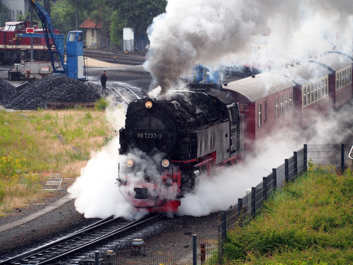 99 7237-3 f�hrt bei str�menden Regen aus Werningerode aus, am 20.06.2014.