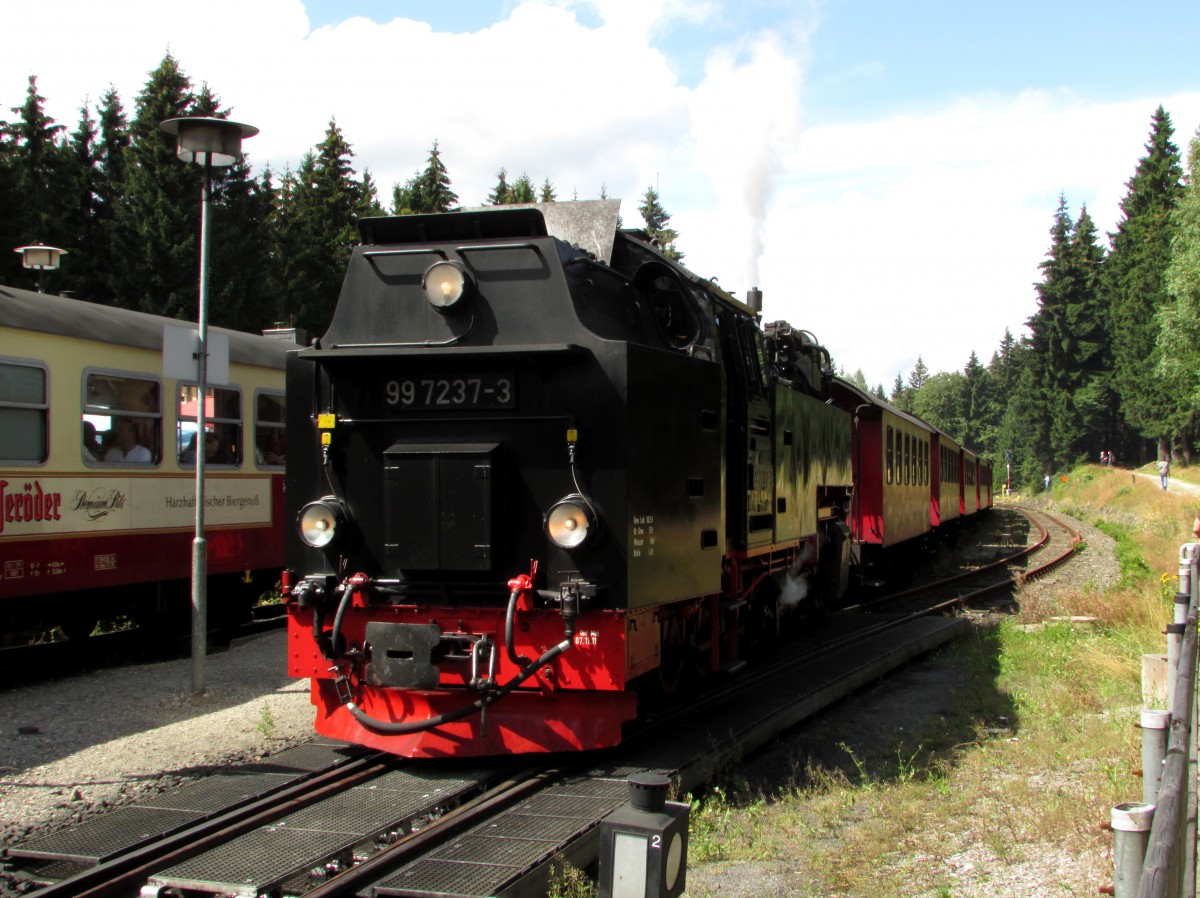 99 7237-3 stand am 13.08.2014 mit P 8932 im Bahnhof Schierke